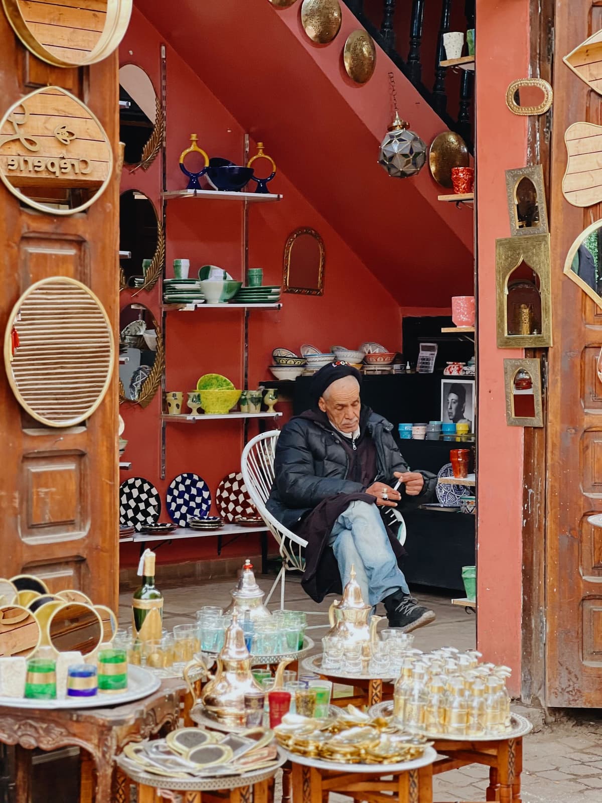 Artisan marocain dans sa boutique de la médina de Marrakech